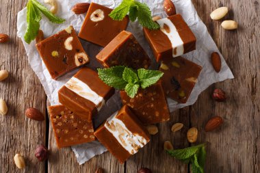 Lezzetli tatlı: inci üzerinde deli ve nane closeup ile karamela