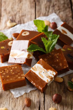 Fındık ile doğal şekerleme kağıt üzerine nane closeup ile dekore edilmiştir. v