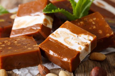 Bademli taze buruşuk makro ile dekore edilmiş Toffee Şeker. 