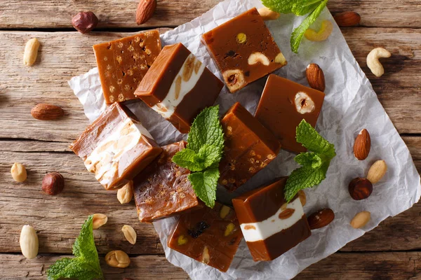 Caramel caramélisé avec divers écrous en gros plan sur la table. Hori ! — Photo