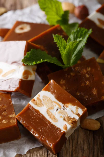 Bonbons au caramel blanc et brun avec macro noix sur la table. vert — Photo