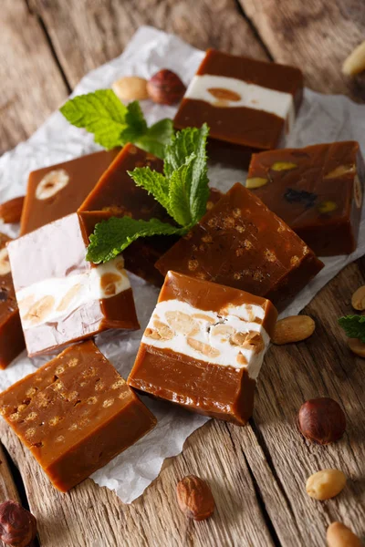 Delicioso caramelo suave con nueces de cerca en el pergamino. 5. —  Fotos de Stock