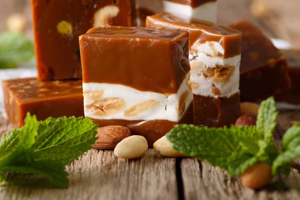 Caramelo suave y turrón con almendras, macro menta fresca. horizontales —  Fotos de Stock