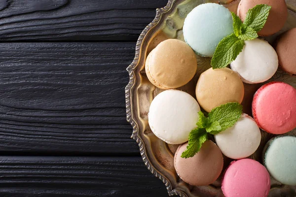 Colored macaroons close-up on a platter. Horizontal top view — Stock Photo, Image