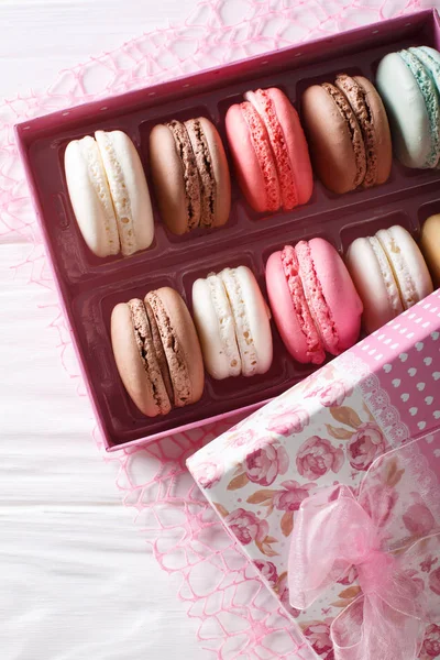 Set of macaroons in a pink gift box close-up on a table. Vertica — Stock Photo, Image