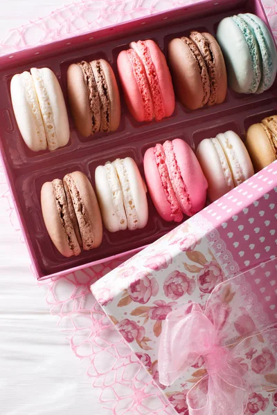 Festive macaroons in a beautiful gift box close-up on a table. V — Stock Photo, Image