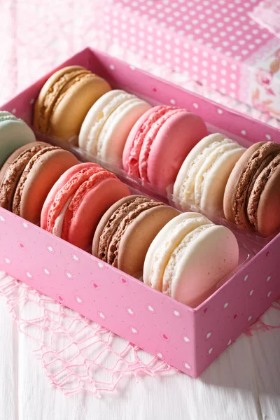 Set of macaroons in a pink gift box close-up. Vertical — Stock Photo, Image