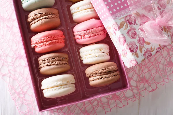 Comida bonita: macaroons franceses em uma caixa de presente close-up em uma guia — Fotografia de Stock