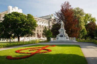 Wolfgang Amadeus Mozart t genel Burggarten parkta heykeli