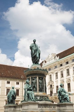 İmparator Francis II heykeli merkezinde Hofburg Sarayı nda