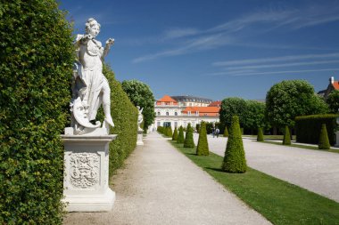 Güzel heykeller daha düşük Belvedere Sarayı'nın bahçesinde. V