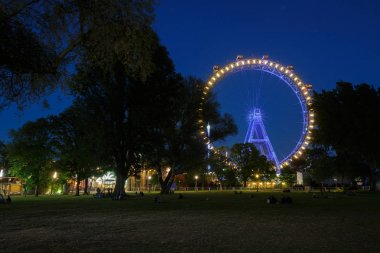 Prater Parkı ve dönme dolap geceleri. Viyana, Avusturya
