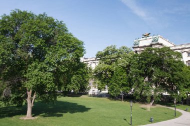 Neue Burg (New Castle), Hofbur parçası önünde park alanı