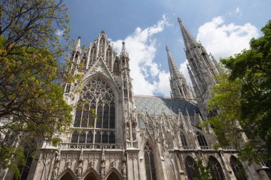 Bir neo-Gotik kilise Viyana'daki Votive Kilisesi (Votivkirche) olduğunu