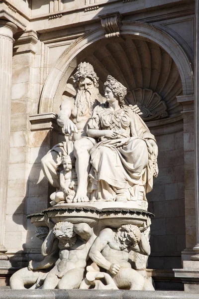 Neptunbrunnen neben Albertina-Museum — Stockfoto