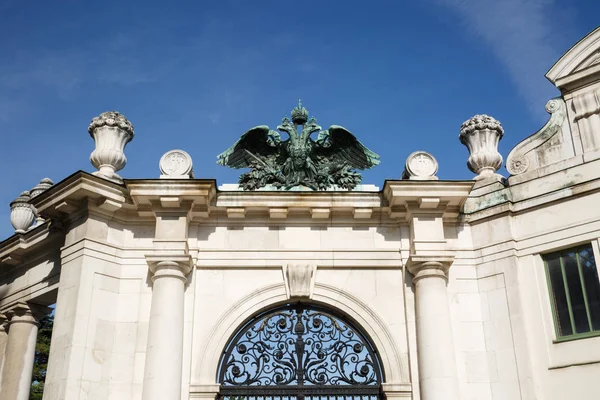 Entrance to Burgatten Park in Vienna. The double-headed eagle is — Stock Photo, Image