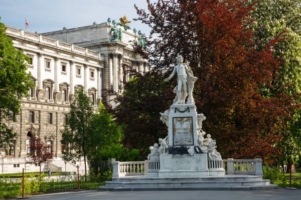 Heykel Wolfgang Amadeus Mozart, Bahar. Burggarten, Viyana, A — Stok fotoğraf