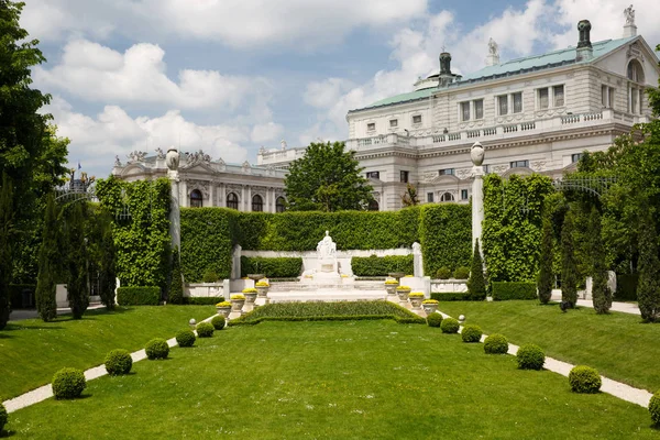 Volksgarten veya insanlar Bahçe ile İmparatoriçe Elizabeth anıt, Vi — Stok fotoğraf