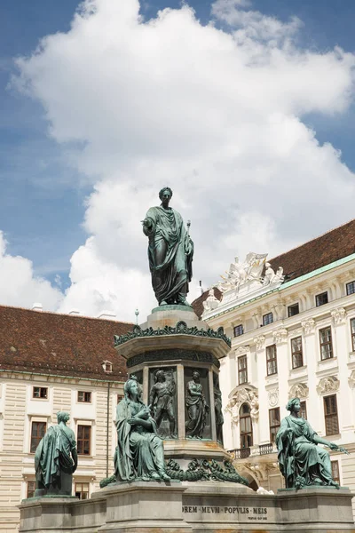 Staty av kejsaren Francis Ii i slottet Hofburg i centrum — Stockfoto