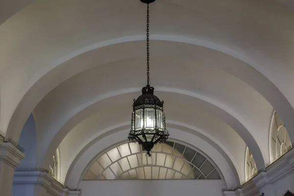 Una antigua lámpara de techo en el Palacio de Hofburg en Viena — Foto de Stock