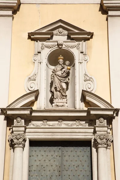 Estátua da Virgem Maria com criança criada por Tobias Kracker acima — Fotografia de Stock