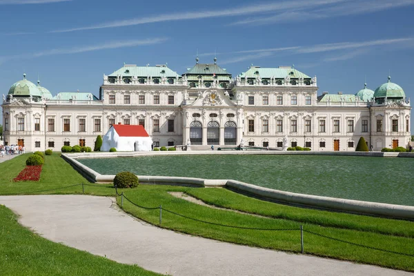 De oude mooie paleis van de bovenste Belvedere met een vijver in Vien — Stockfoto