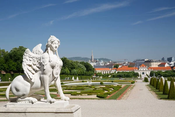 Hermoso jardín y una estatua de la Esfinge en el Belvedere Pal — Foto de Stock