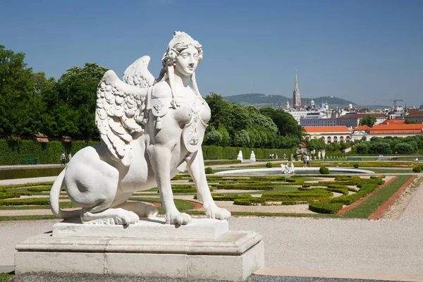 Sphinx standbeeld, tuinen van de Belvedere in Wenen — Stockfoto