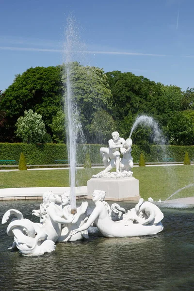 Standbeeld en fontein op het Paleis Belvedere, Vienna, Oostenrijk — Stockfoto