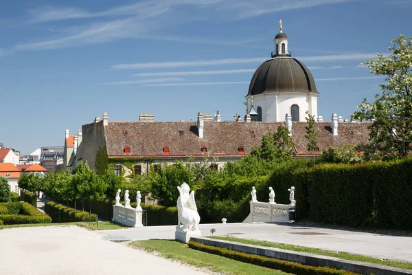 Tuin van Belvedere Paleis en de Salesianer kerk in Wenen — Stockfoto