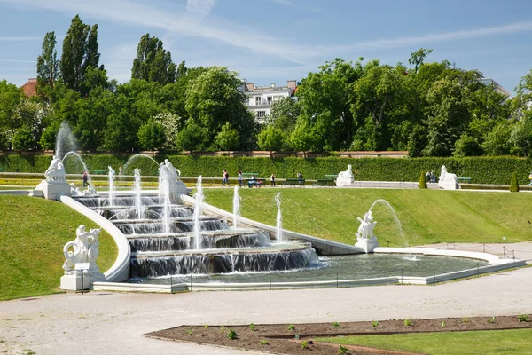 Prachtige trapsgewijze fontein in de tuin van het Belvedere Paleis. — Stockfoto