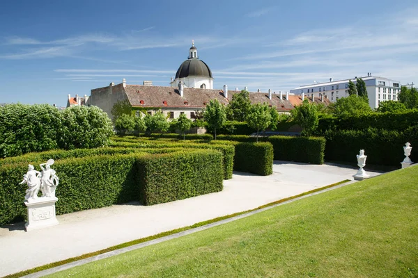Green labyrinth in the garden of the Belvedere lower palace and — Stock Photo, Image