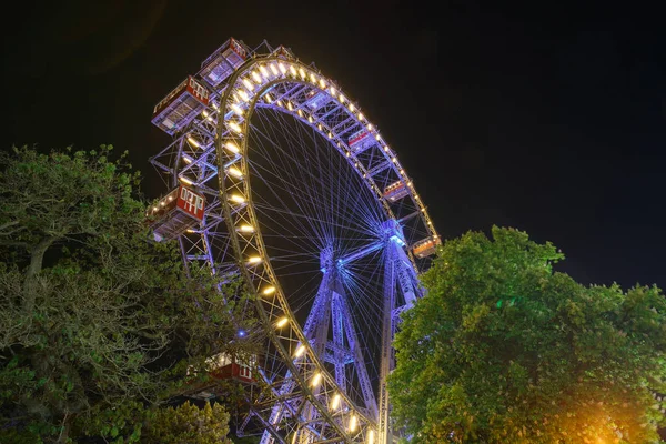 Lighting Ferris wheel at night in famous Prater theme amusement — Stock Photo, Image