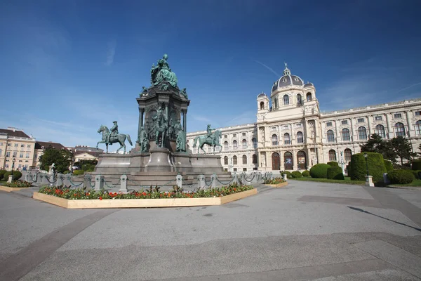 Monument to the Maria Theresien Denkmal and Natural History Muse — Stock Photo, Image