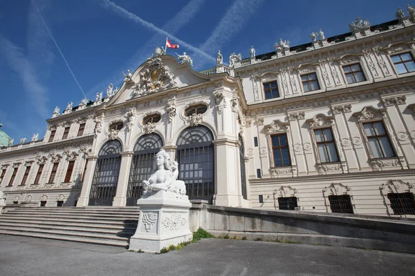 Palácio Belvedere superior bonito com uma estátua de uma esfinge no th — Fotografia de Stock
