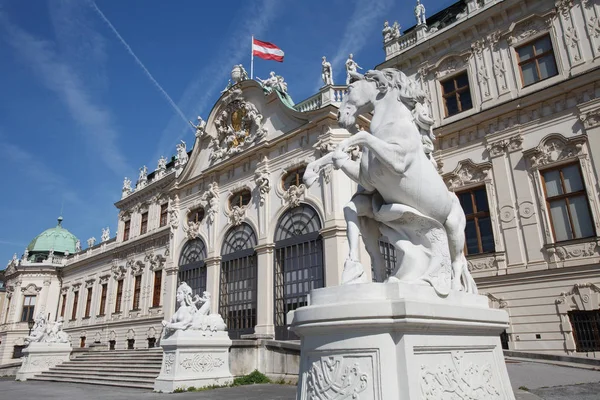 Bovenste Belvedere paleis met een standbeeld van een paard bij de ingang — Stockfoto