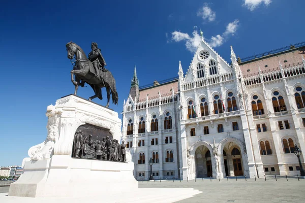 Il monumento del conte Gyula Andrassy sullo sfondo — Foto Stock