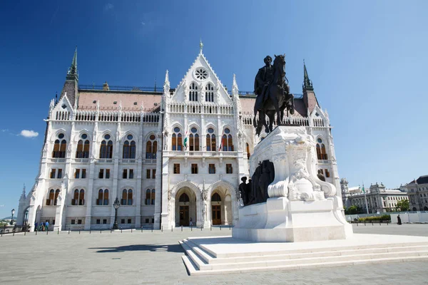 Het monument van graaf Gyula Andrassy tegen de achtergrond — Stockfoto