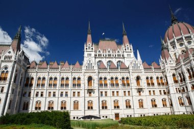 Güzel Parlamentosu yakın çekim yaz aylarında bina. Budapeşte