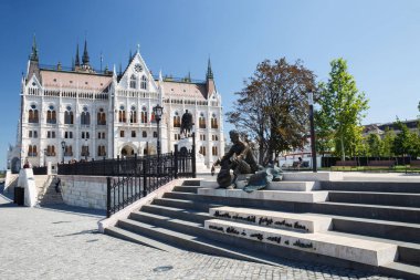 Meclis Binası yakınındaki şair Attila Jozsef anıt 