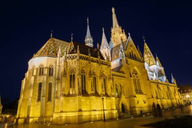 Budapeşte'Matthias Kilisesi'nin gece görünümü