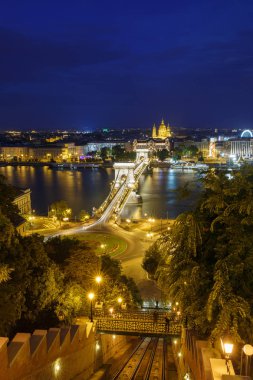 Gece görünümü Szechenyi Chain Bridge Tuna Nehri ve c