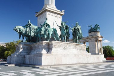 Kahramanlar Meydanı'nda Macar Chieftains atlı heykelleri 