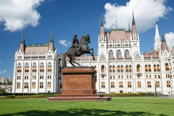 Будапешт - Парламент с площади Кошута — стоковое фото