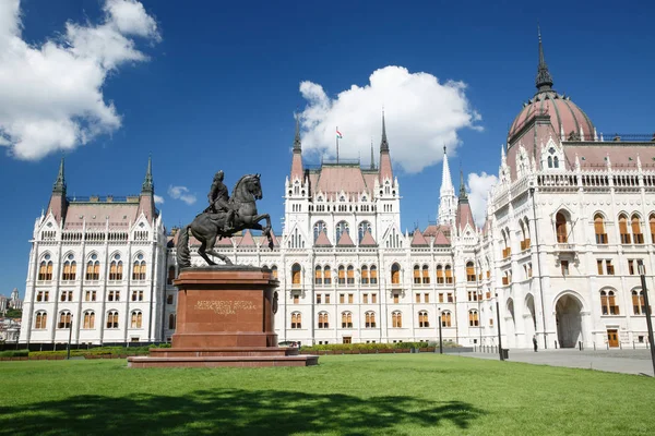 Красивое здание парламента и конная статуя Франциска I — стоковое фото