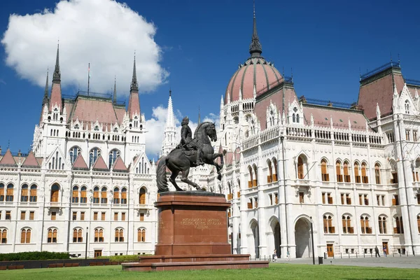 Budapeşte, Macaristan. Parlamento Binası ve atlı heykeli