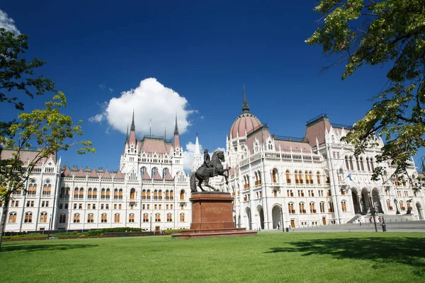 Здание парламента и конная статуя летом — стоковое фото