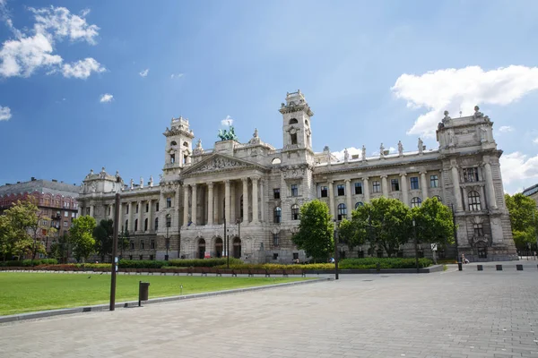 Hungarian National Museum of Ethnography, aka Neprajzi Muzeum, a — Stock Photo, Image