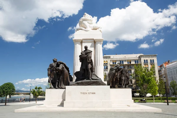 O Monumento Tisza Istvan perto do Parlamento húngaro em Budap — Fotografia de Stock