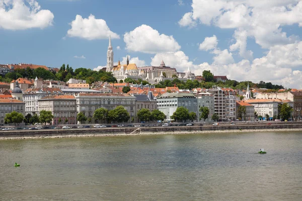 Pohled na synagogy a na západním břehu řeky D — Stock fotografie